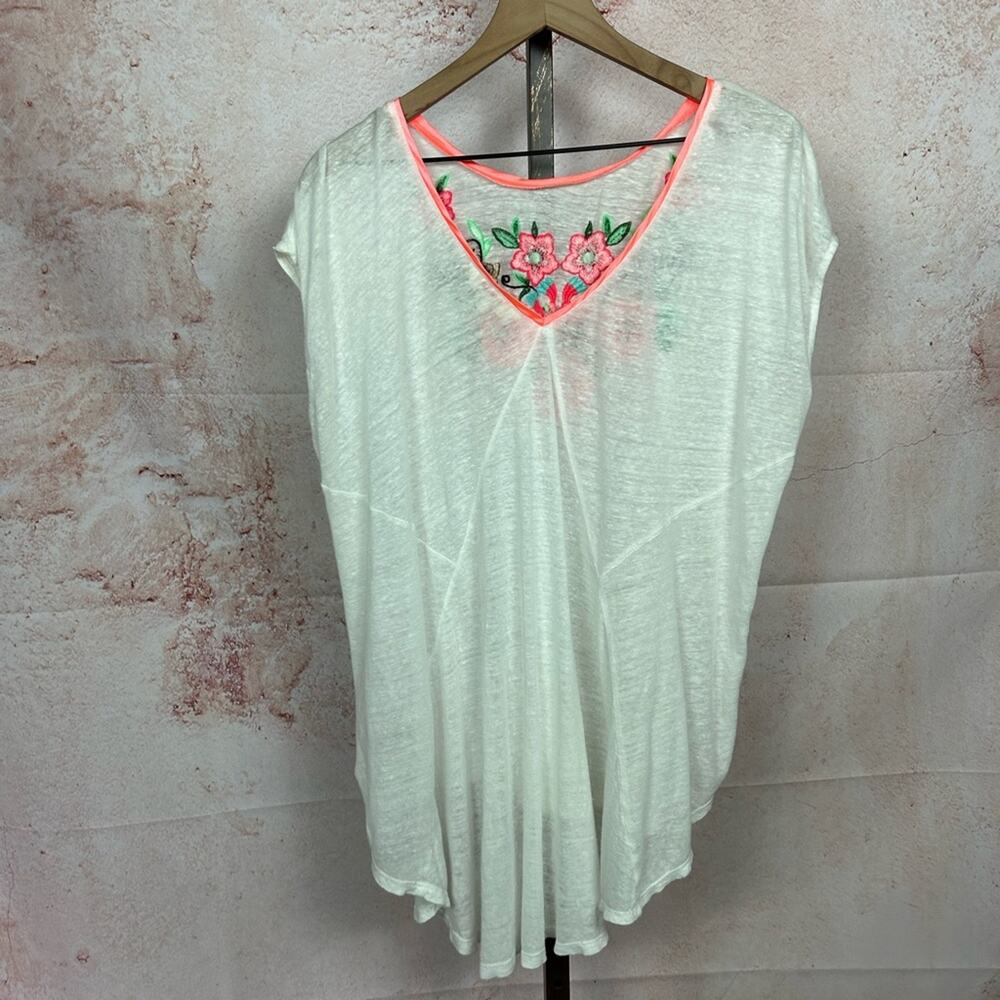 Embroidered Floral Scoop Neck Women’s Top - White with Pink Accents - Picture 4 of 4